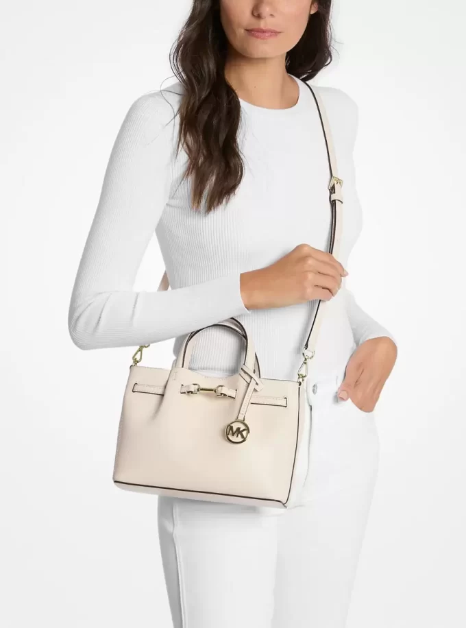 Carson kleine Umhängetasche aus genarbtem Leder