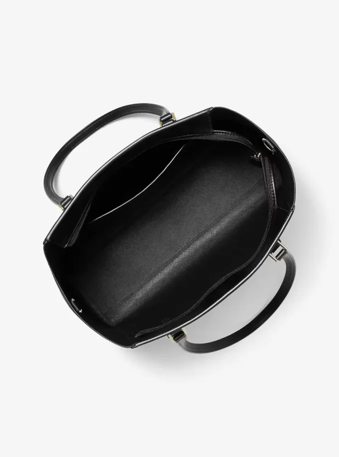 Charlotte Große 3-in-1-Tragetasche aus Saffiano-Leder Charlotte Große 3-in-1-Tragetasche aus Saffiano-Leder