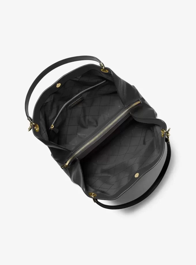 Christina Große Schultertasche aus genarbtem Leder Christina Große Schultertasche aus genarbtem Leder