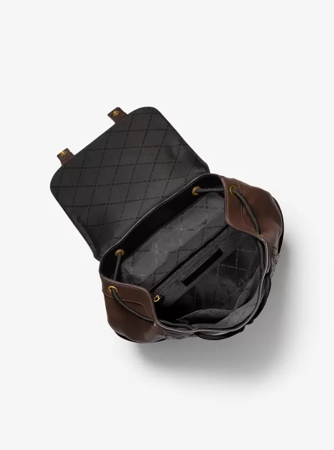 Colby Medium Rucksack aus poliertem Leder mit Logoprägung