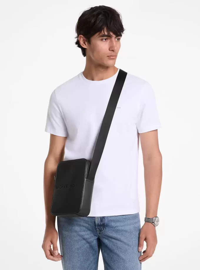 Cooper Logo geprägte Umhängetasche aus genarbtem Leder Cooper Logo geprägte Umhängetasche aus genarbtem Leder