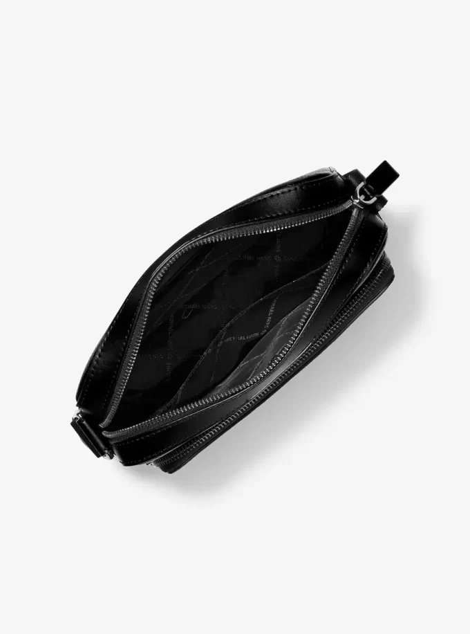 Cooper Utility Crossbody-Tasche aus genarbtem Leder Cooper Utility Crossbody-Tasche aus genarbtem Leder