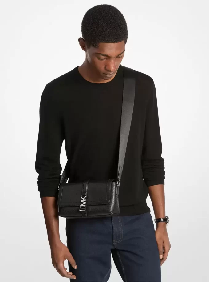 Cyrus Kleine Umhängetasche aus genarbtem Leder Cyrus Kleine Umhängetasche aus genarbtem Leder