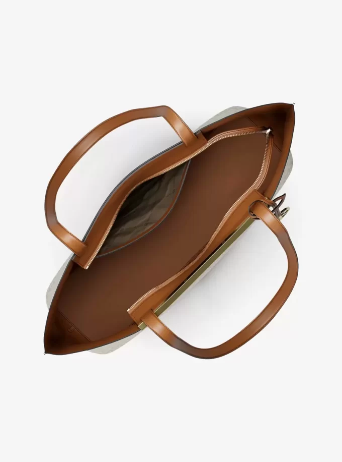 Evelyn Große Tragetasche mit charakteristischem Logo