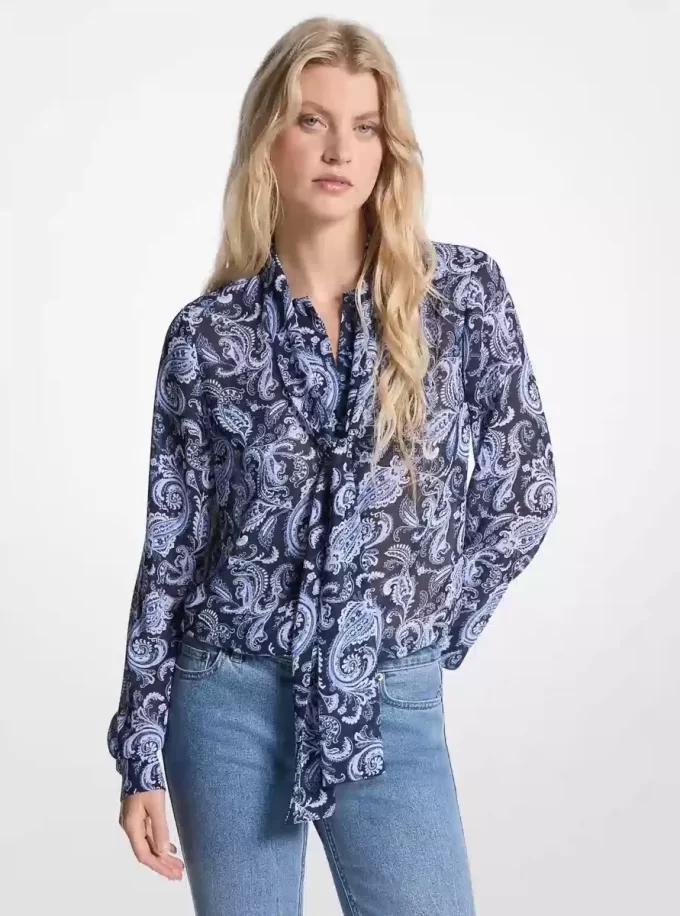 Georgette-Bluse mit Paisley-Muster und Bindekragen