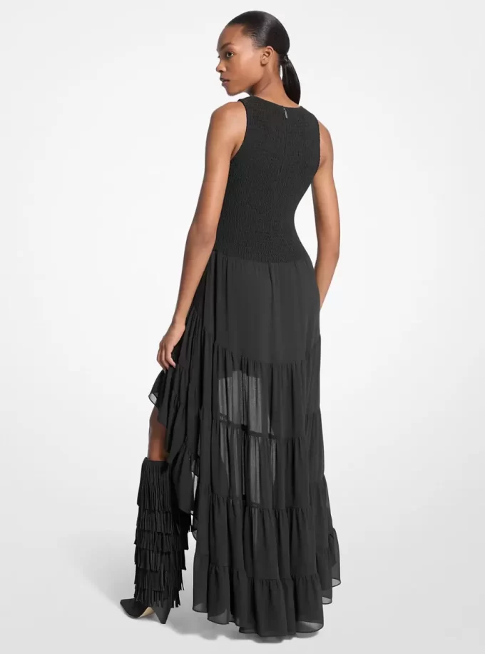 Georgette-Kleid mit asymmetrischem Saum und Smok-Einsatz