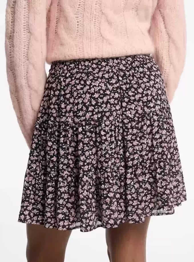 Gesteppter Rock aus Georgette mit Blumenmuster und Nieten Gesteppter Rock aus Georgette mit Blumenmuster und Nieten