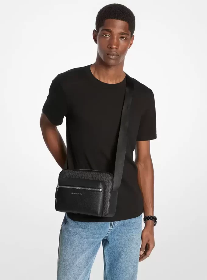 Hudson Umhängetasche mit strukturierter Oberfläche und charakteristischem Logo
