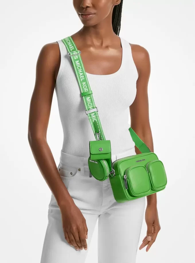 Jet Set Leder-Umhängetasche (mittelgroß) mit Etui für Apple AirPods Pro® Jet Set Leder-Umhängetasche (mittelgroß) mit Etui für Apple AirPods Pro®