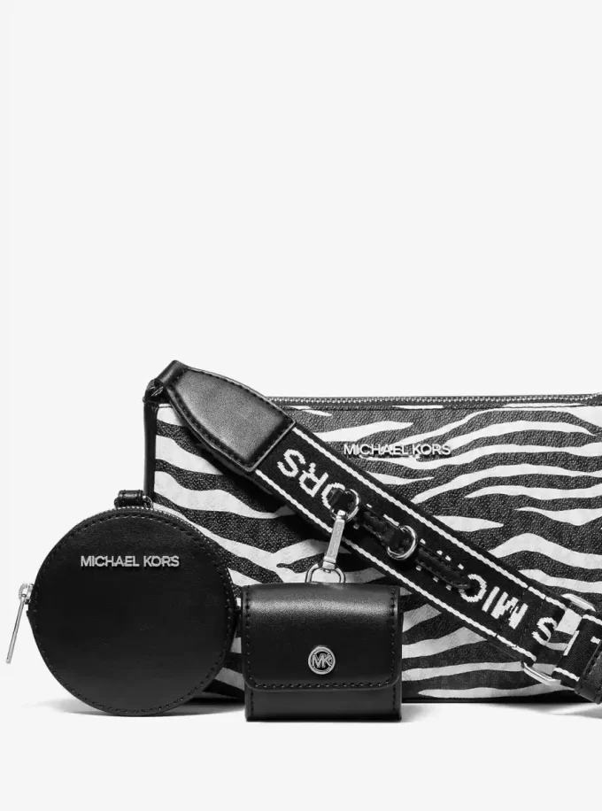 Jet Set Leder-Umhängetasche (mittelgroß) mit Tiermuster und Logo sowie Etui für Apple AirPods Pro® Jet Set Leder-Umhängetasche (mittelgroß) mit Tiermuster und Logo sowie Etui für Apple AirPods Pro®