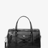 Jet Set Medium Duffel Crossbody Bag mit geprägtem Patentlogo Jet Set Medium Duffel Crossbody Bag mit geprägtem Patentlogo