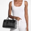 Jet Set Medium Duffel Crossbody Bag mit geprägtem Patentlogo Jet Set Medium Duffel Crossbody Bag mit geprägtem Patentlogo