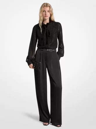 Jumpsuit mit Metallic-Clip-Jacquard und Satin-Bindekragen