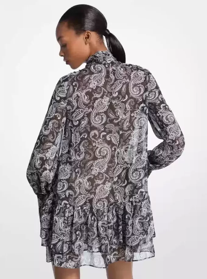 Kleid aus metallisch schimmerndem Paisley-Georgette mit Bindekragen Kleid aus metallisch schimmerndem Paisley-Georgette mit Bindekragen