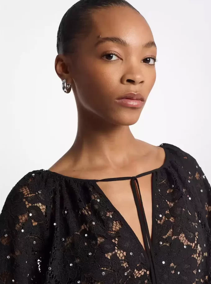 Kleid mit Nieten, Kordel, floraler Spitze und V-Ausschnitt Kleid mit Nieten, Kordel, floraler Spitze und V-Ausschnitt