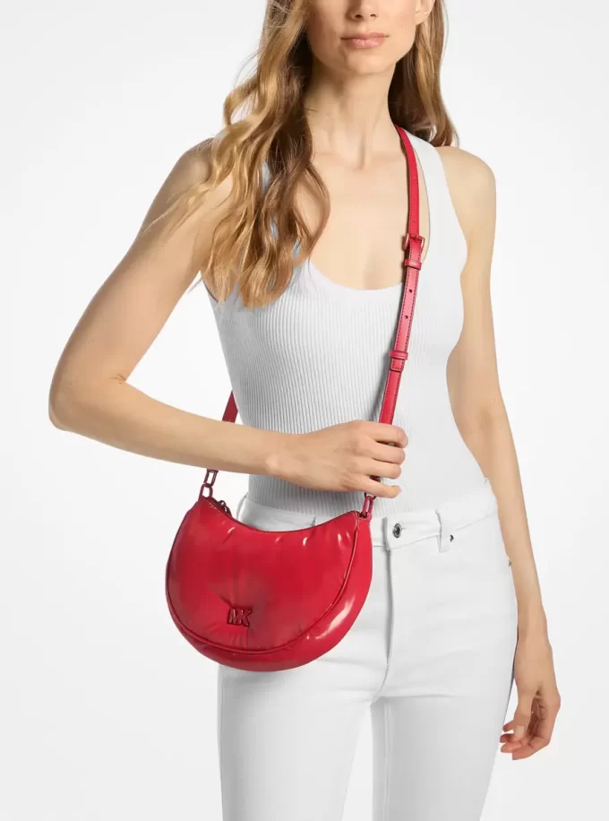 Kyla Kleine, voluminöse, wandelbare Pochette