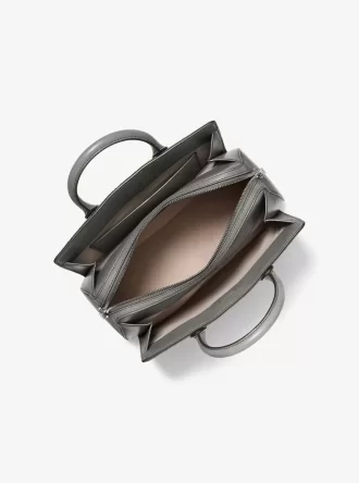 Laila Medium Schultertasche aus poliertem Leder mit Logoprägung