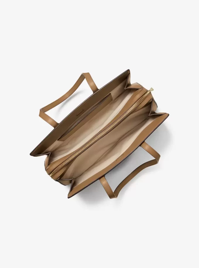 Laila Medium Tragetasche mit charakteristischem Logo Laila Medium Tragetasche mit charakteristischem Logo