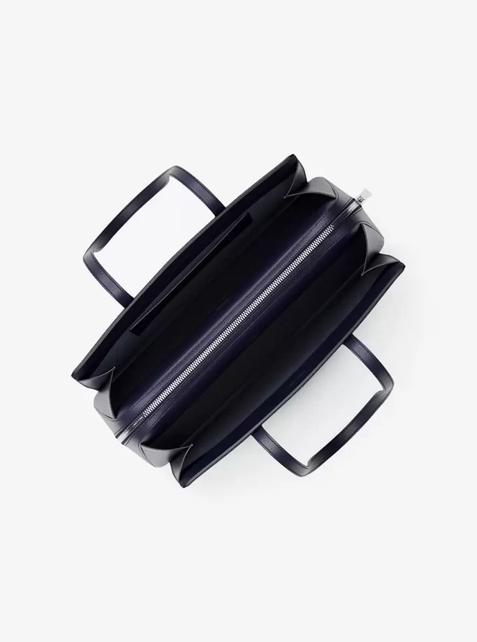 Laila Medium Tragetasche mit charakteristischem Logo Laila Medium Tragetasche mit charakteristischem Logo