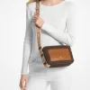 Maeve Große Signature Crossbody-Tasche Maeve Große Signature Crossbody-Tasche