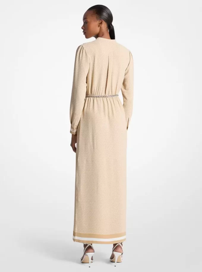 Maxikleid aus Satin mit Logoprint und Gürtel