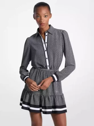 Minikleid aus Crêpe mit Logoprint und Gürtel