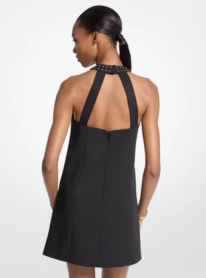 Minikleid aus Stretch-Crêpe mit Nieten und Neckholder