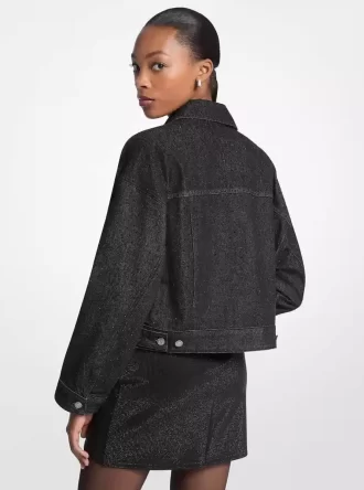 Nietenbesetzte Jeansjacke