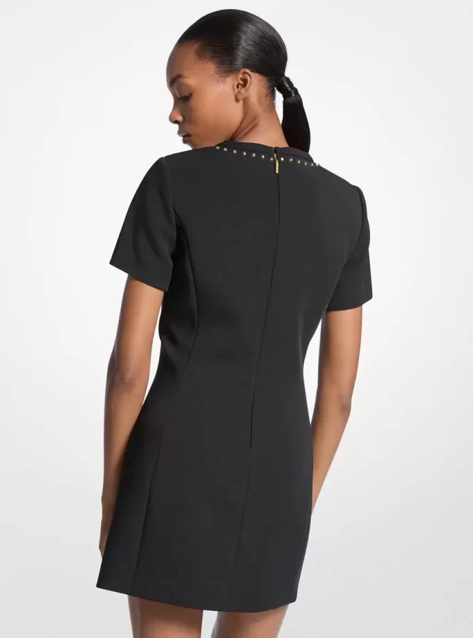Nietenbesetztes Stretch-Crêpe-Etui-Kleid