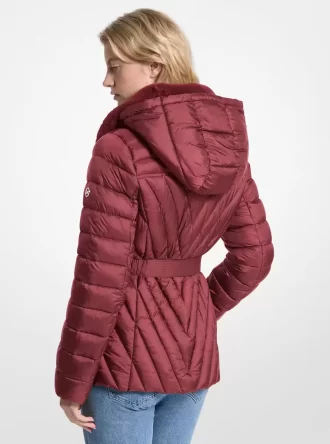 Packbare Nylon-Steppjacke mit Kunstpelzbesatz
