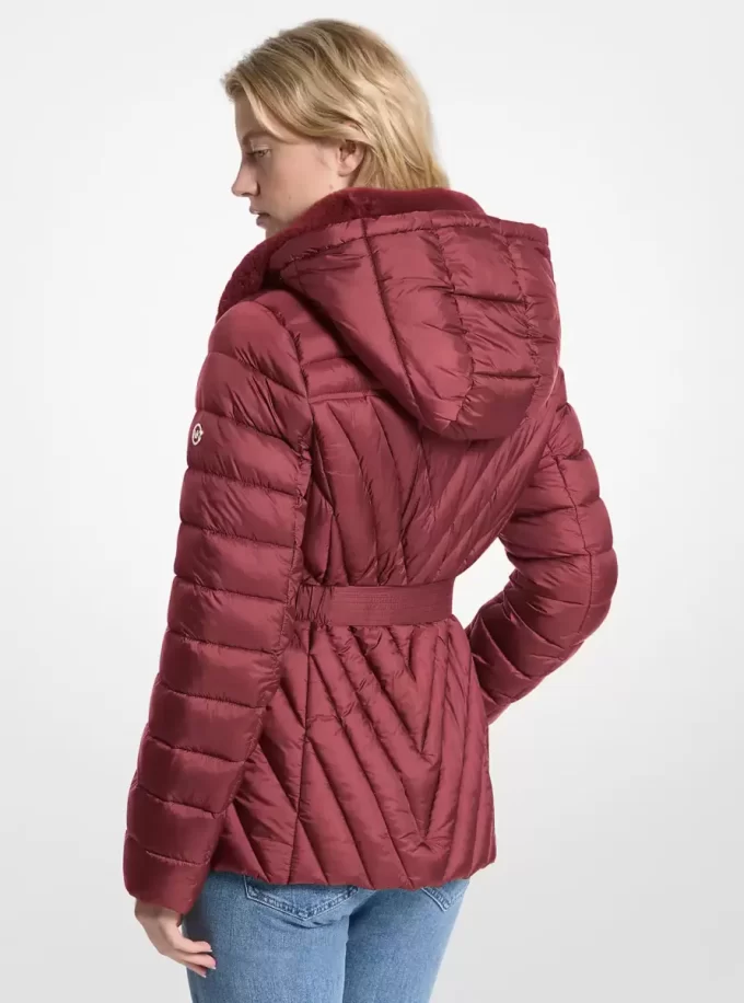 Packbare Nylon-Steppjacke mit Kunstpelzbesatz