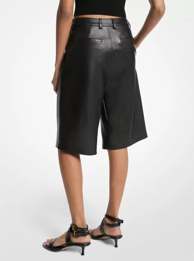 Plissee-Bermuda-Shorts aus Leder Plissee-Bermuda-Shorts aus Leder