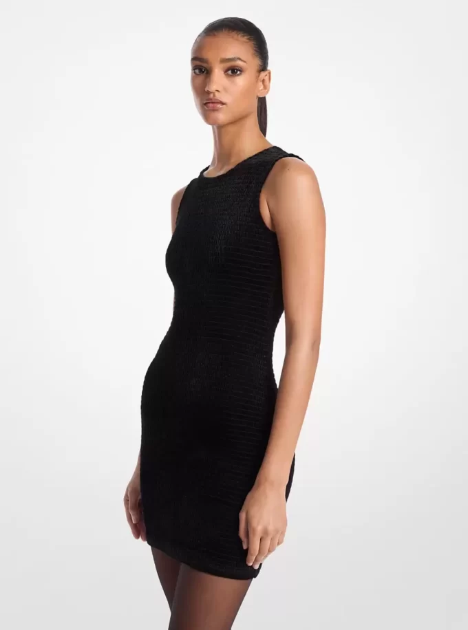 Samtkleid mit Smokdetails