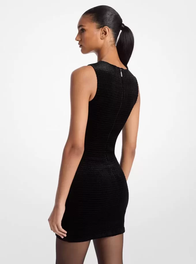 Samtkleid mit Smokdetails