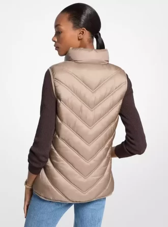 Weste mit Chevron-Steppmuster und faltbarem Nylon-Aufbewahrungsmechanismus