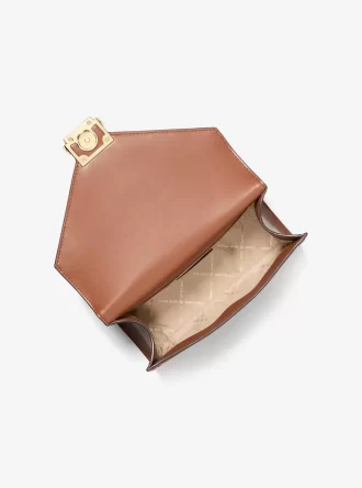 Whitney Medium Schultertasche mit charakteristischem Logo und Metallic-Elementen